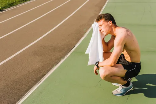 Спортсмен на стадионе отдыхает