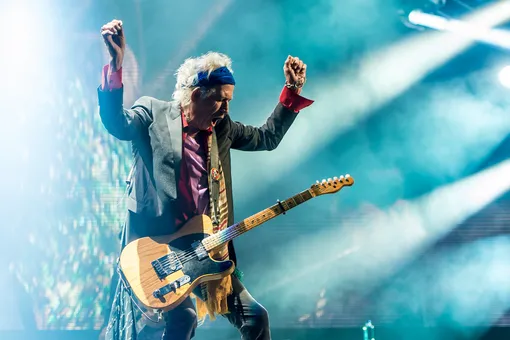 79-летний гитарист The Rolling Stones играет с артритом: до этого придавил пальцы и чуть не сжег их фейерверком