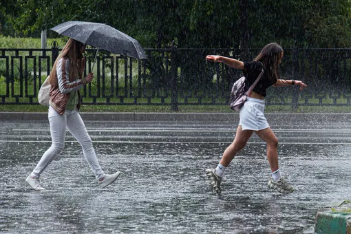 Вода текла из розеток: за несколько часов на Москву обрушилась месячная норма осадков