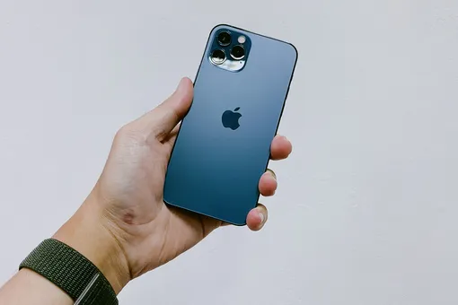 Apple могут замедлить новые iPhone 15 из-за критической неисправности: смартфоны невозможно держать в руках