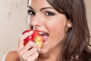 Стоит ли удалять кожуру с яблок?