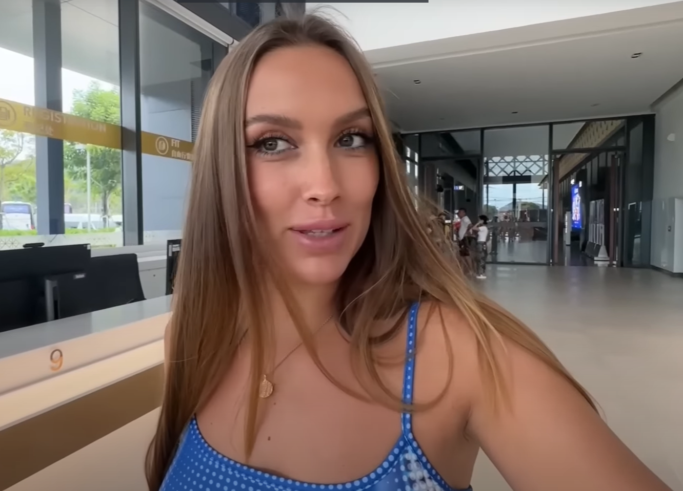 Застрявшая в аэропорту девушка сняла суперпопулярное видео