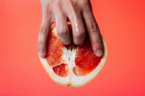 Грейпфрут, пылесос и сила земли: мужчины рассказали о самом странном сексе с вещами