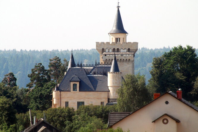 Что расположено на приусадебной территории замка Пугачевой?