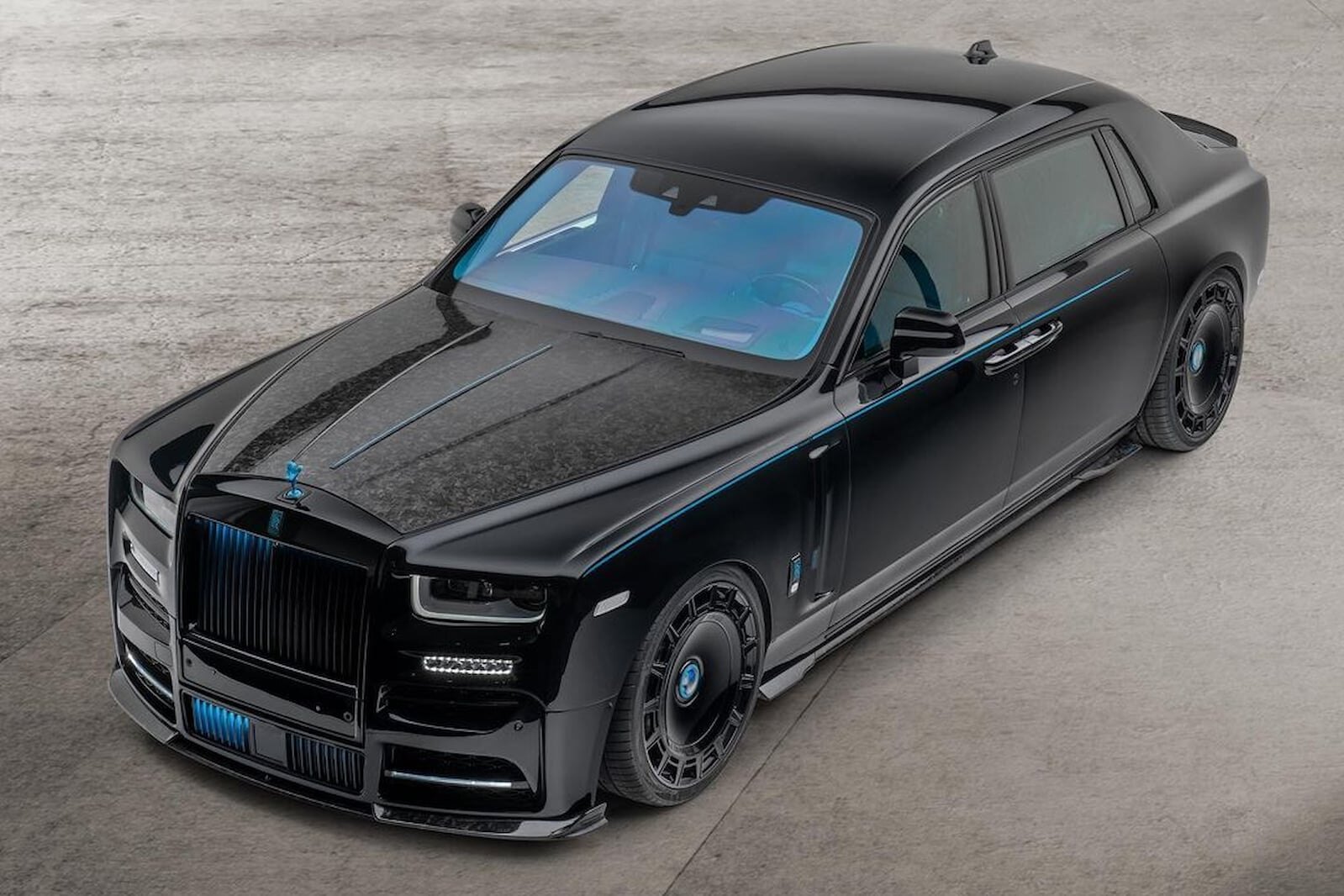 Rolls-Royce Phantom от тюнинг-компании Mansory получил новый обвес,  огромные колесные диски, два спойлера и голубую фигурку на капоте