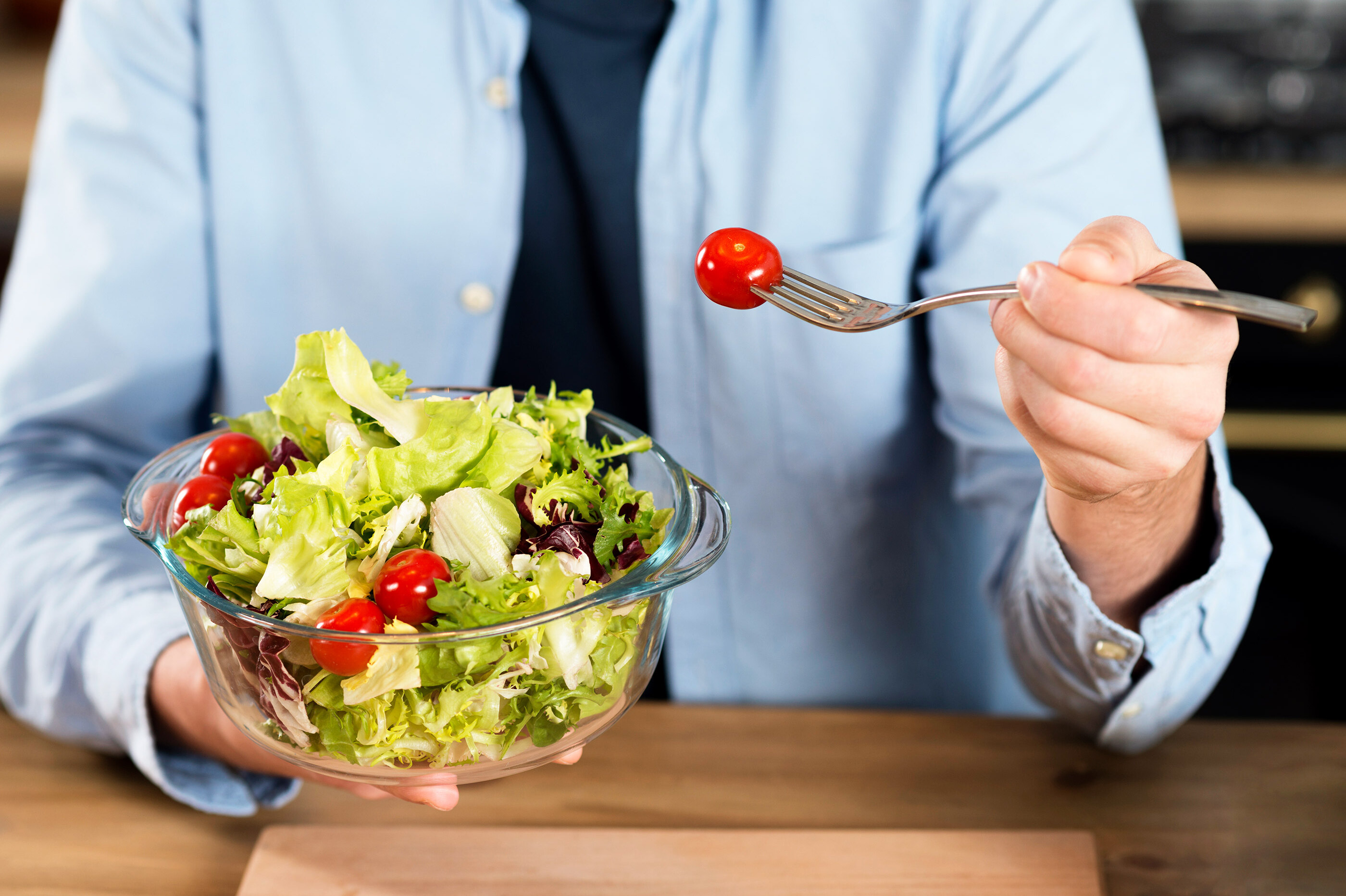 Salad eating. Кушать салат. Человек ест салат. Салат для мужчин. Муж есть салат.