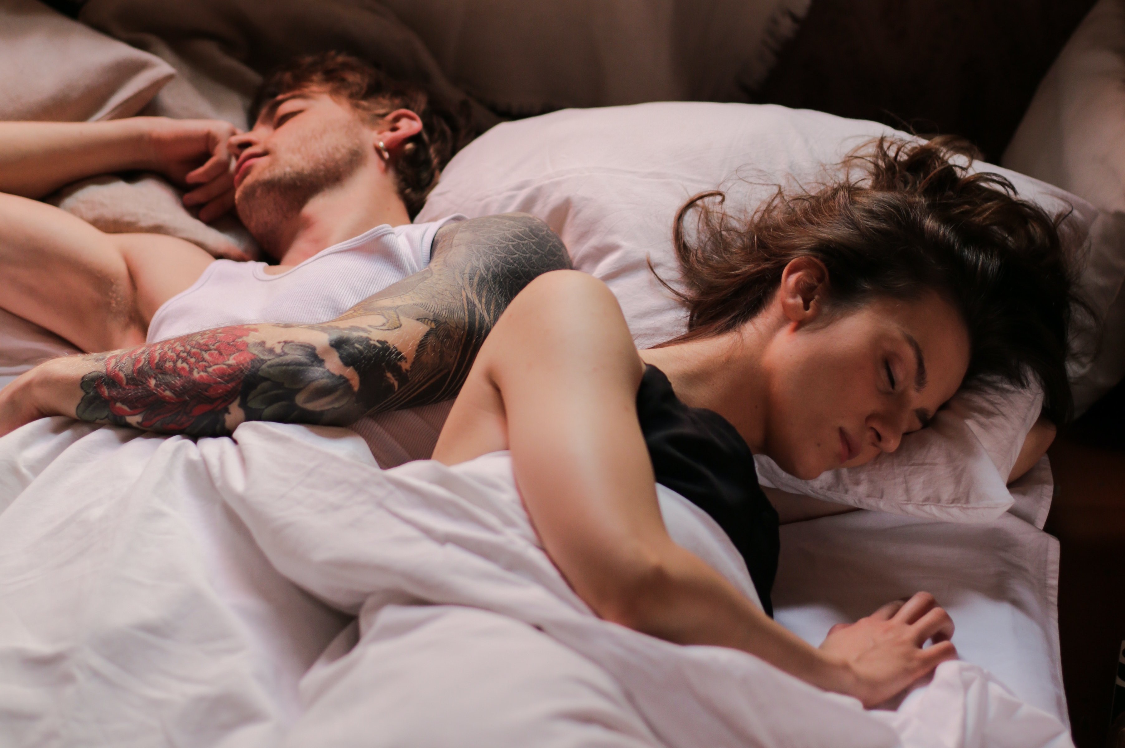 Почему муж не спит с женой в одной кровати