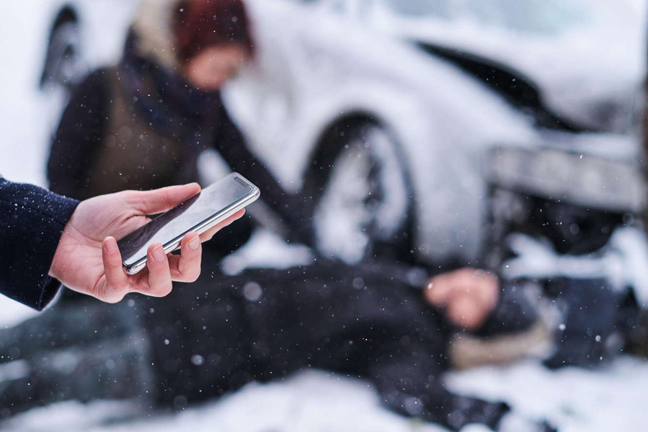 Что делать, если смартфон упал в снег - Лайфхакер