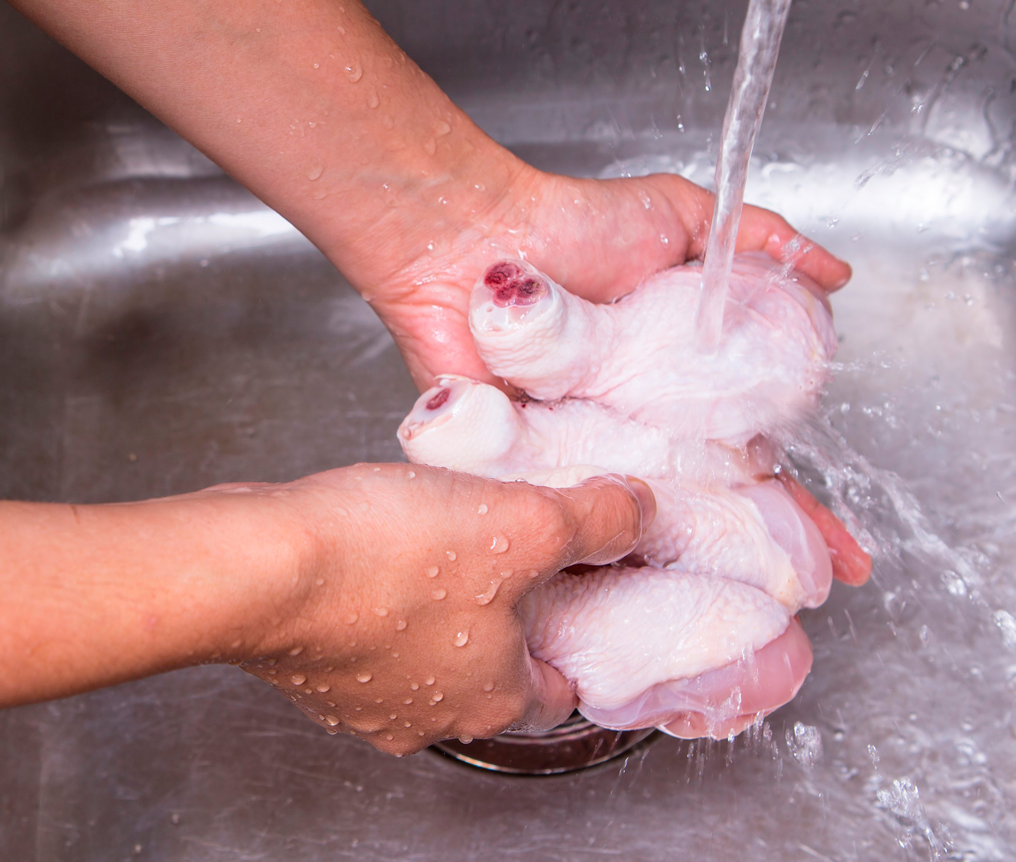 Нужно ли мыть сырое мясо перед приготовлением и замораживанием